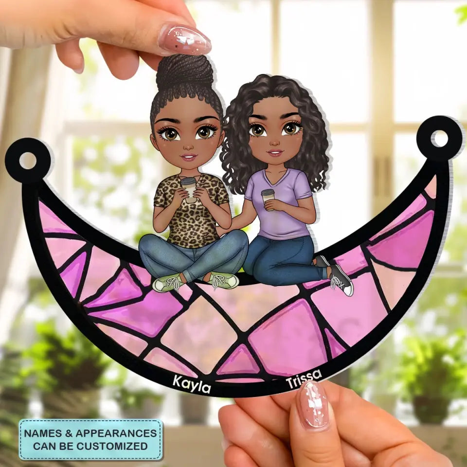 mk3_20240824_WINDOW-HANGING-SUNCATCHER_FRIEND_BEST-FRIENDS-SITTING_ARND0014_AGCPD082_ADSG055